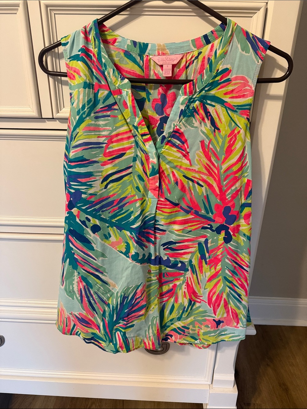 Lilly Pulitzer Tropical Floral V-Neck Sleeveless Camisole in Aqua Multi